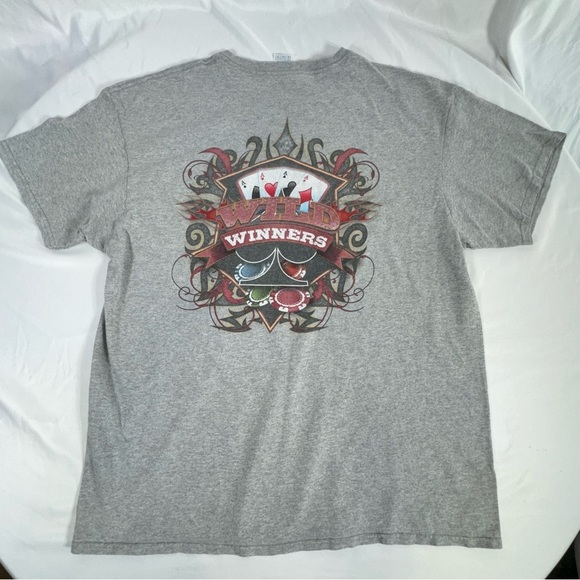 Carnival Players Club Men’s Wild Winners Gray Casino Tee - Picture 2 of 4
